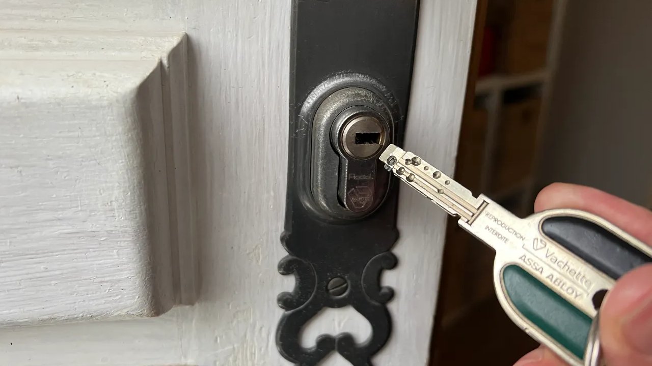 Vérifications préliminaires barillet coincé Vienne 38200